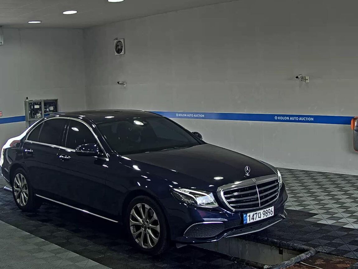 MERCEDES-BENZ E-CLASS (5TH GEN) E220d 4MATIC EXCLUSIVE 2018 - zdjęcie 3