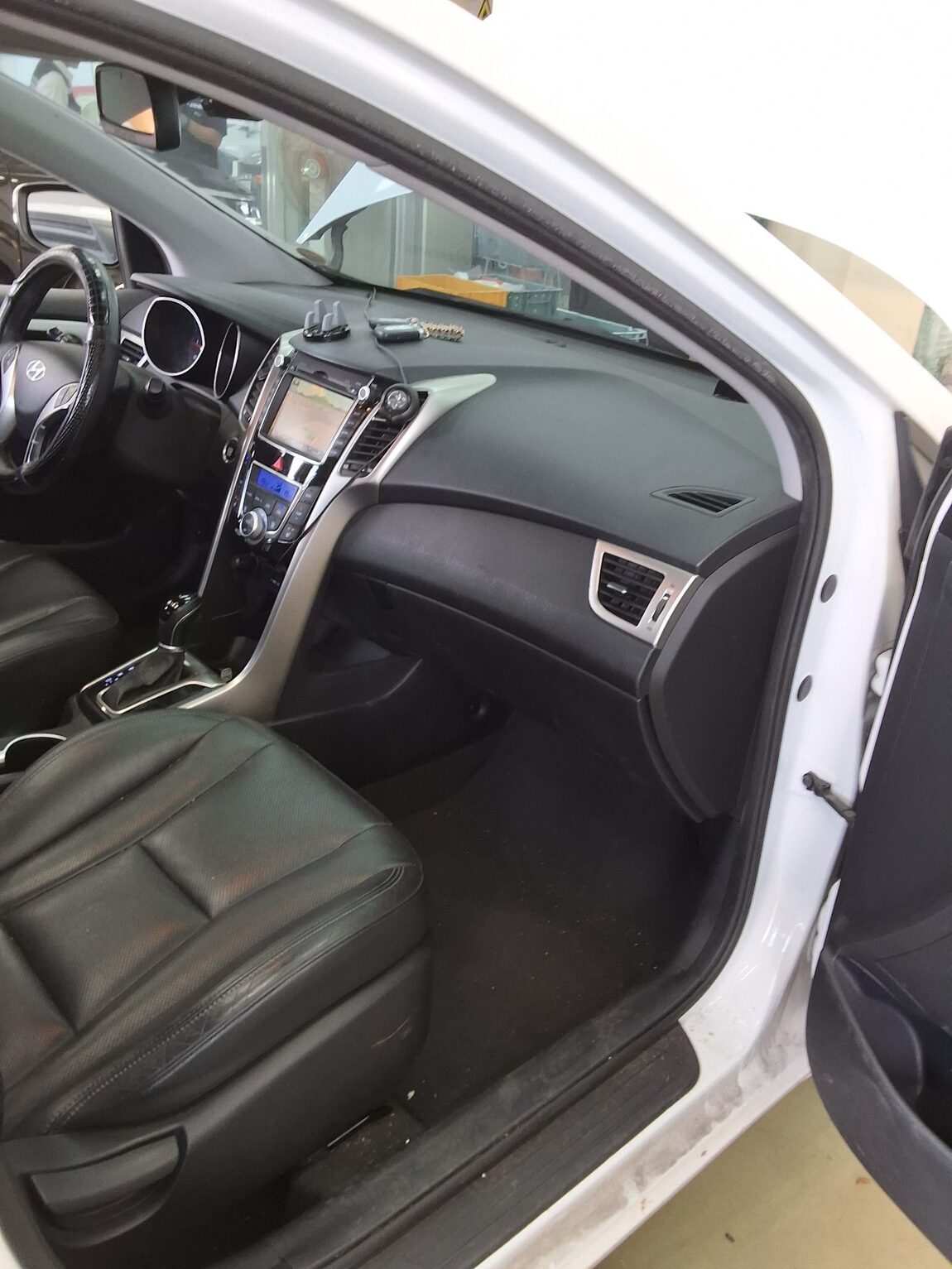 HYUNDAI NEW i30 1.6 VGT UNIQUE 2012 - zdjęcie 14