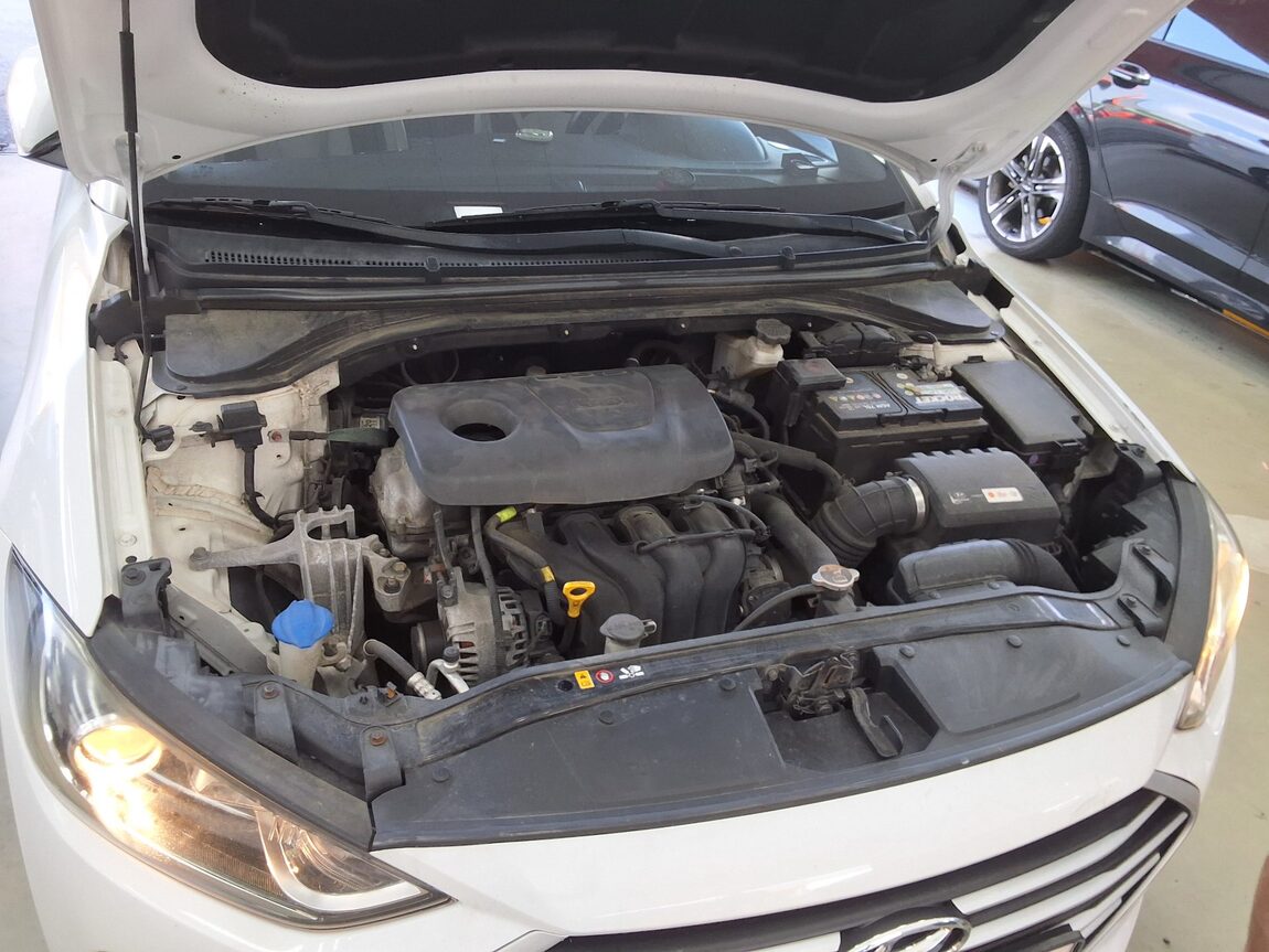 HYUNDAI AVANTE AD 1.6 GDi VALUE PLUS 2018 - zdjęcie 18