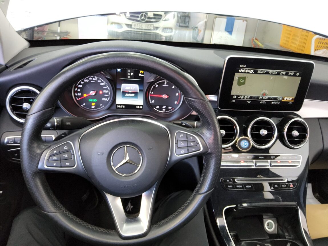 MERCEDES-BENZ C-CLASS (4TH GEN) C220 d 4MATIC 2018 - zdjęcie 17