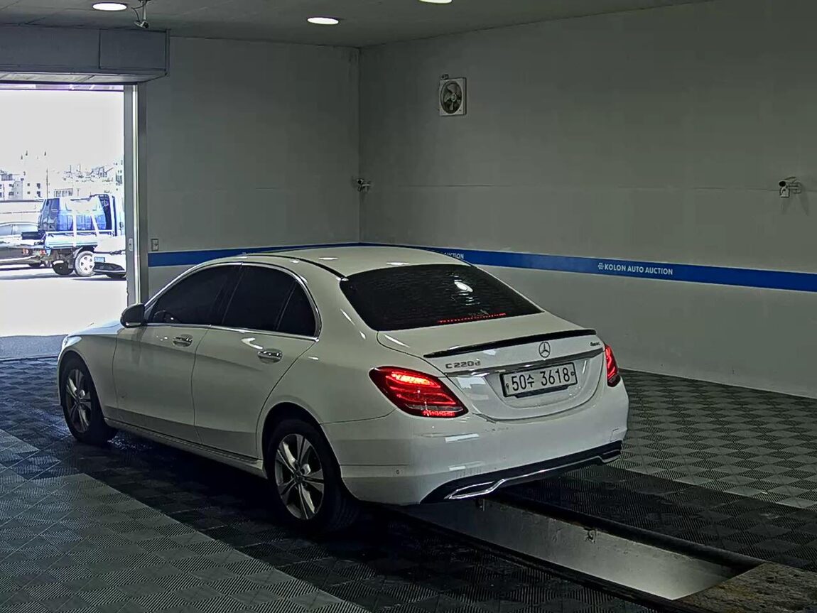 MERCEDES-BENZ C-CLASS (4TH GEN) C220 d 4MATIC 2018 - zdjęcie 6