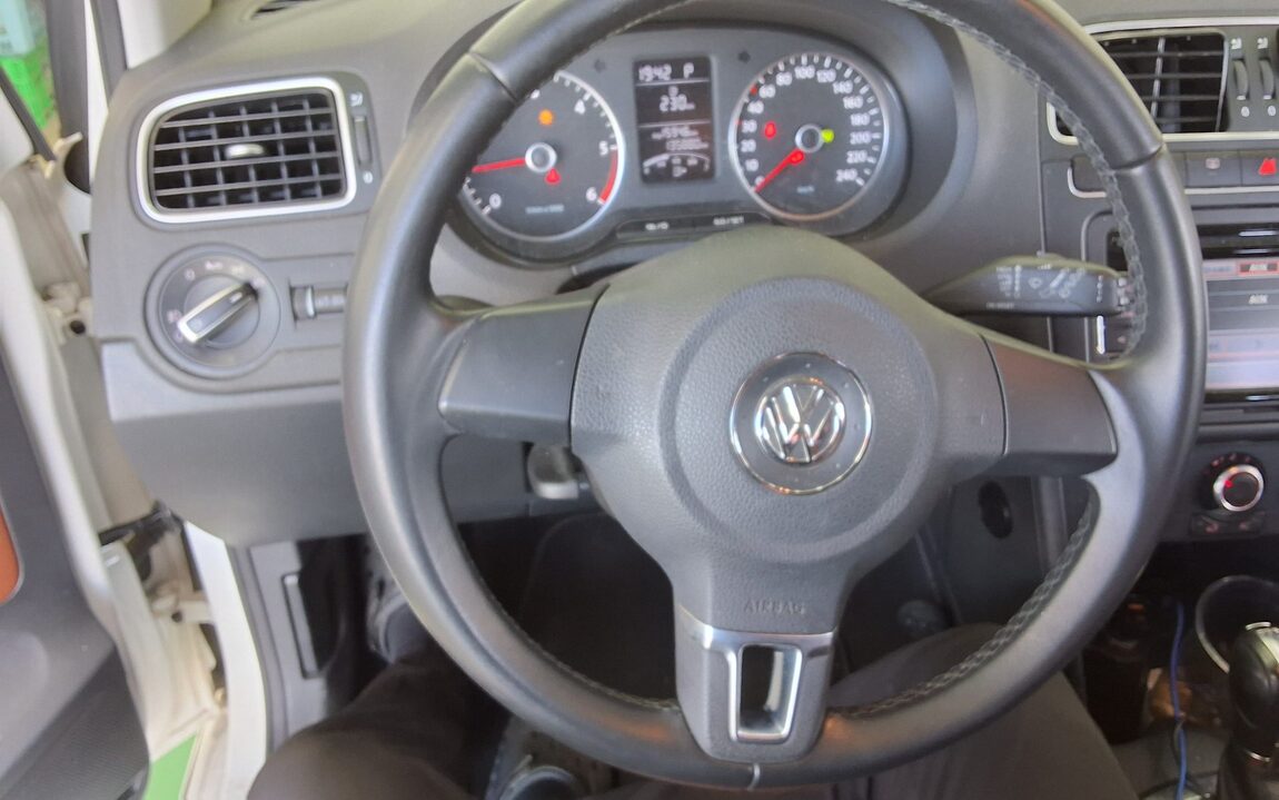 VOLKSWAGEN THE NEW POLO (5TH GEN) 1.6 TDI R LINE 2014 - zdjęcie 17