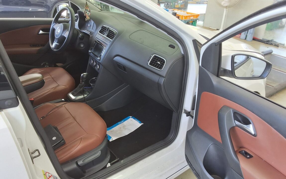 VOLKSWAGEN THE NEW POLO (5TH GEN) 1.6 TDI R LINE 2014 - zdjęcie 14