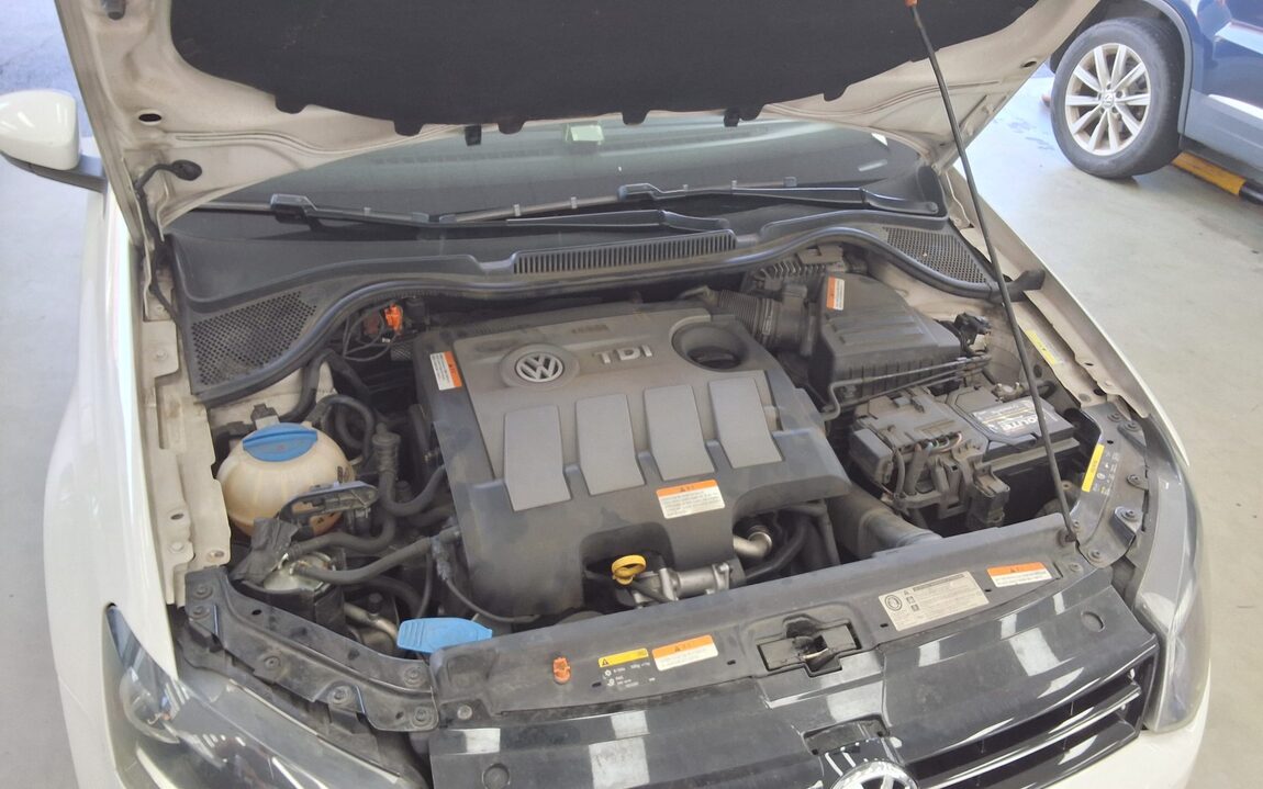 VOLKSWAGEN THE NEW POLO (5TH GEN) 1.6 TDI R LINE 2014 - zdjęcie 20