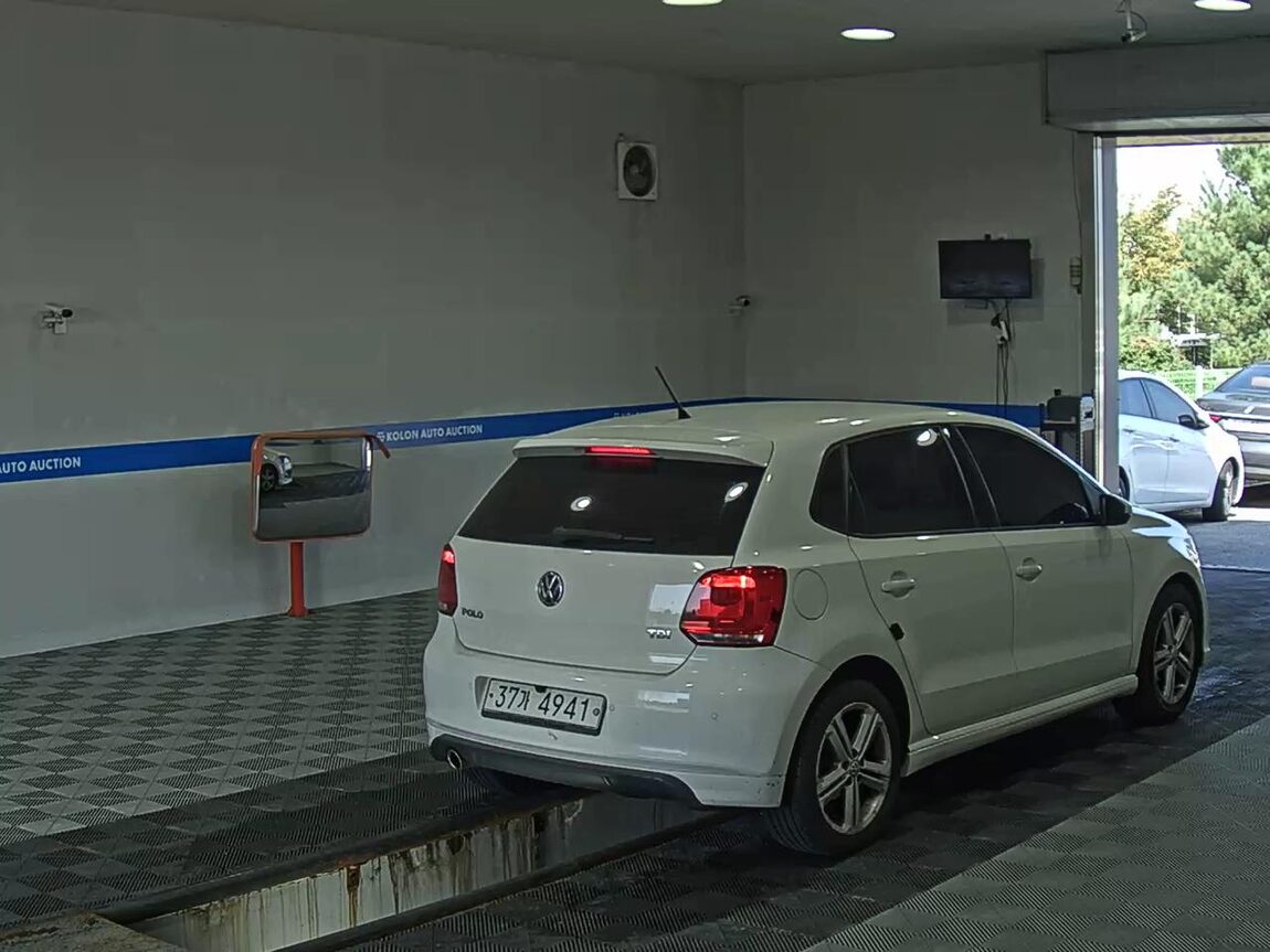 VOLKSWAGEN THE NEW POLO (5TH GEN) 1.6 TDI R LINE 2014 - zdjęcie 5
