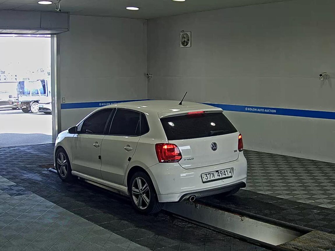 VOLKSWAGEN THE NEW POLO (5TH GEN) 1.6 TDI R LINE 2014 - zdjęcie 6