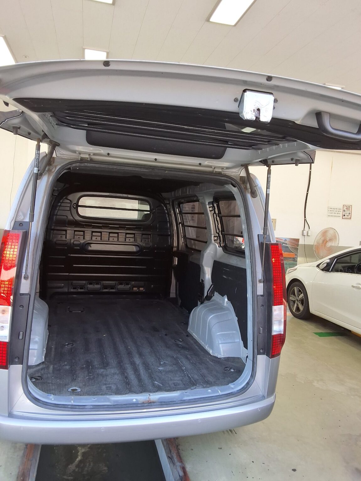 HYUNDAI STARIA 2.2 DIESEL CARGO 3-SEATER MODERN 2022 - zdjęcie 15