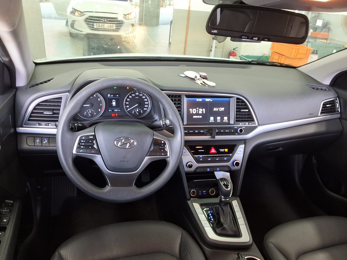 HYUNDAI AVANTE AD 1.6 GDi VALUE PLUS 2018 - zdjęcie 11