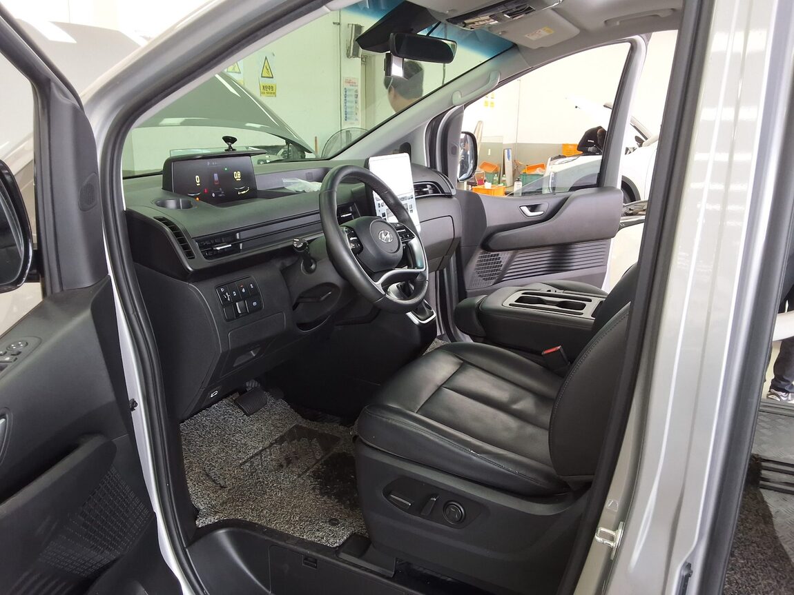 HYUNDAI STARIA 2.2 DIESEL TOURER 11-SEATER 2WD MODERN 2023 - zdjęcie 10