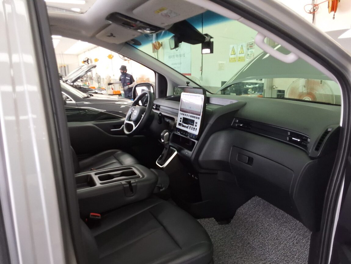 HYUNDAI STARIA 2.2 DIESEL TOURER 11-SEATER 2WD MODERN 2023 - zdjęcie 14