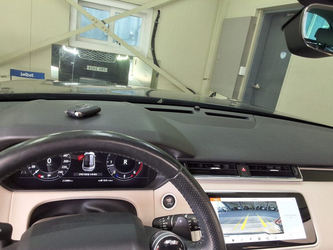 LAND ROVER RANGE ROVER VELAR 2.0 D240 SE 2019 - zdjęcie 25