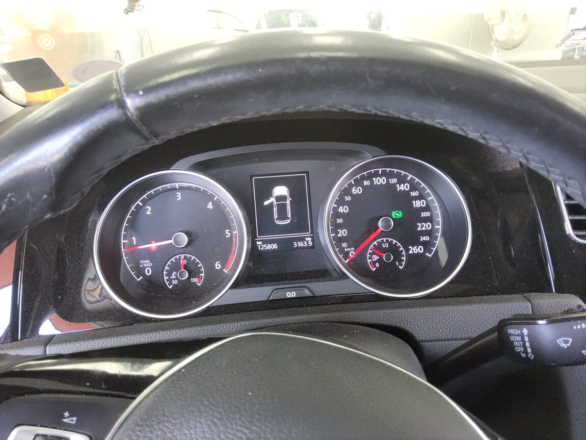 VOLKSWAGEN GOLF (7TH GEN) 1.6 TDI BLUEMOTION 2015 - zdjęcie 9
