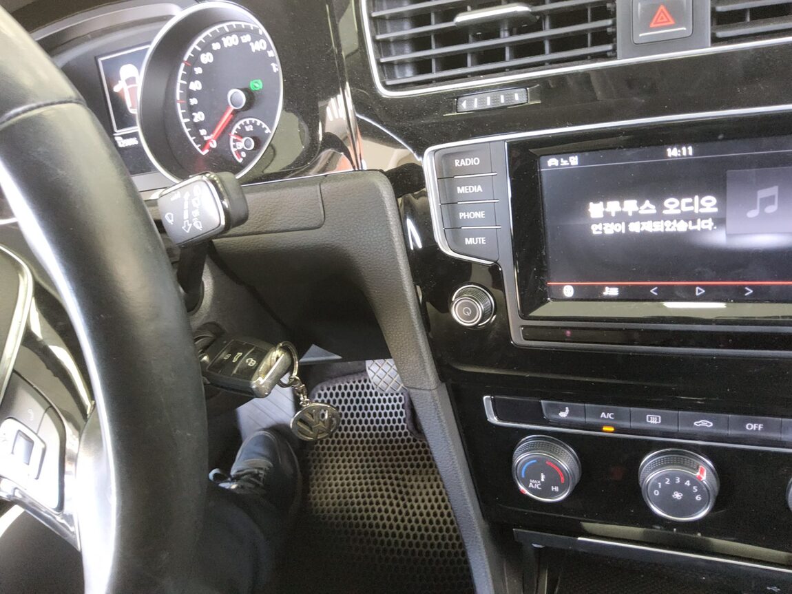 VOLKSWAGEN GOLF (7TH GEN) 1.6 TDI BLUEMOTION 2015 - zdjęcie 17