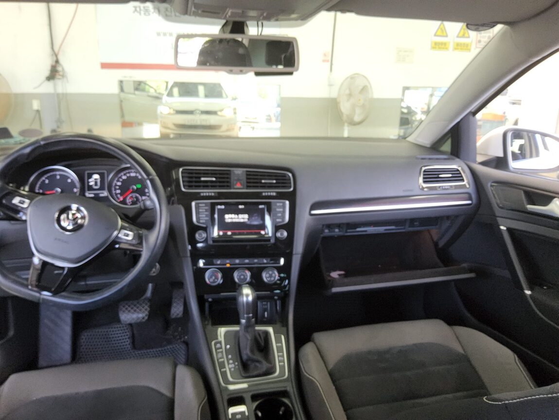 VOLKSWAGEN GOLF (7TH GEN) 1.6 TDI BLUEMOTION 2015 - zdjęcie 11