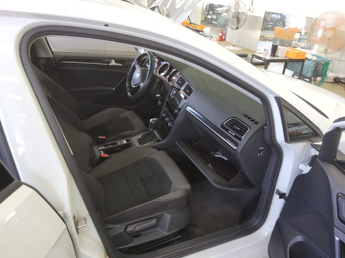 VOLKSWAGEN GOLF (7TH GEN) 1.6 TDI BLUEMOTION 2015 - zdjęcie 14