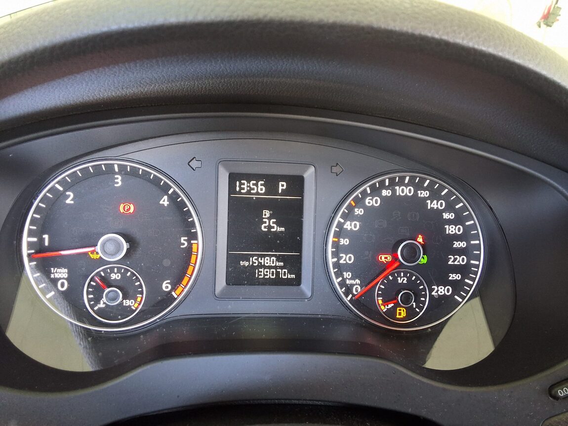 VOLKSWAGEN JETTA (6TH GEN) 1.6 TDI BLUEMOTION 2013 - zdjęcie 9