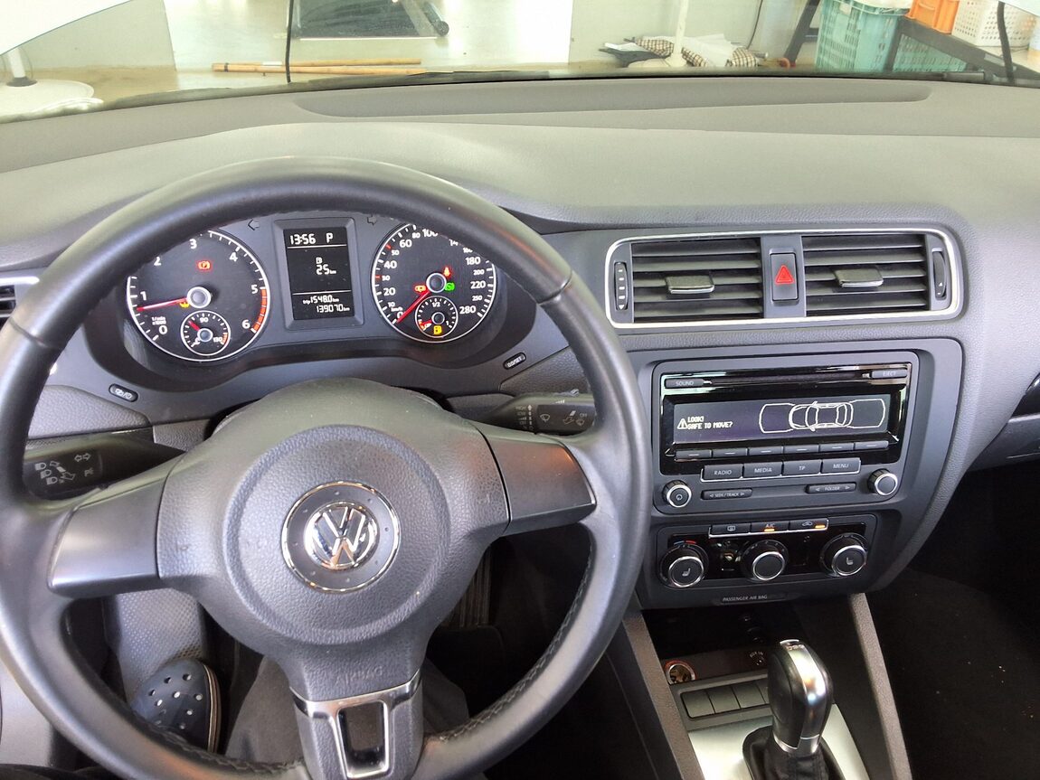 VOLKSWAGEN JETTA (6TH GEN) 1.6 TDI BLUEMOTION 2013 - zdjęcie 17