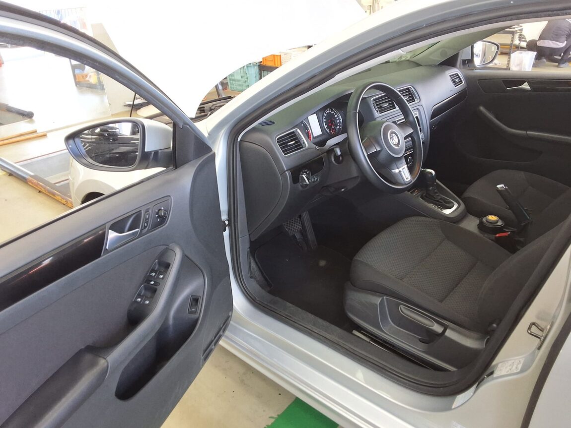 VOLKSWAGEN JETTA (6TH GEN) 1.6 TDI BLUEMOTION 2013 - zdjęcie 10