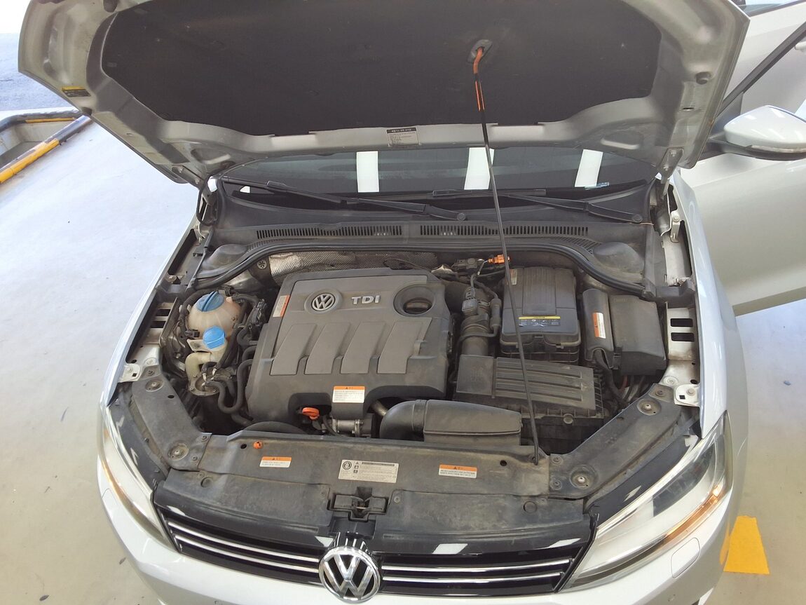 VOLKSWAGEN JETTA (6TH GEN) 1.6 TDI BLUEMOTION 2013 - zdjęcie 19