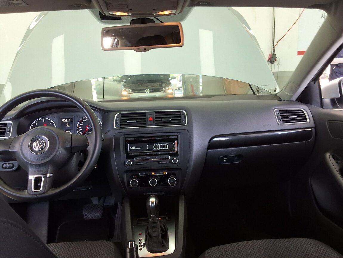 VOLKSWAGEN JETTA (6TH GEN) 1.6 TDI BLUEMOTION 2013 - zdjęcie 11