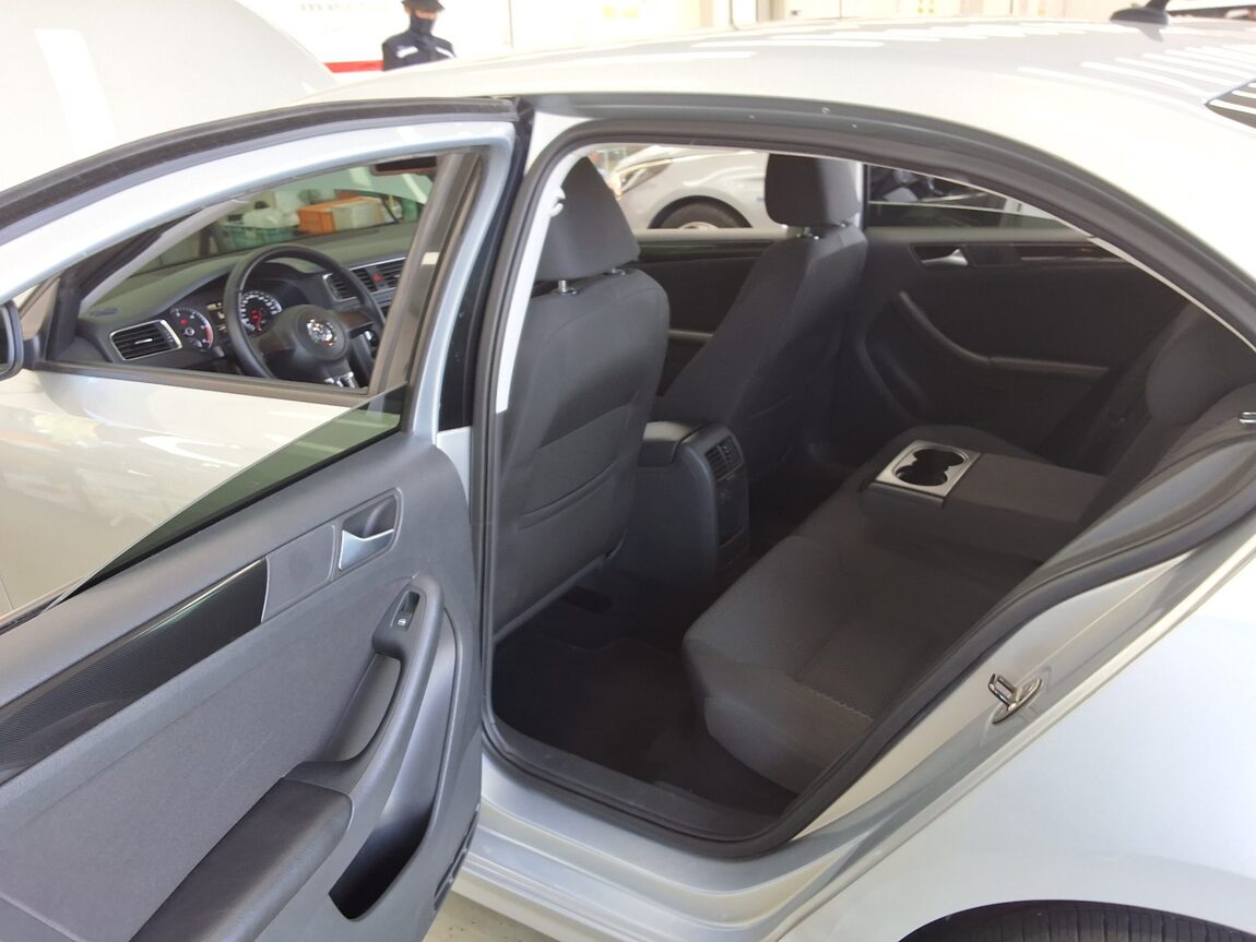 VOLKSWAGEN JETTA (6TH GEN) 1.6 TDI BLUEMOTION 2013 - zdjęcie 12