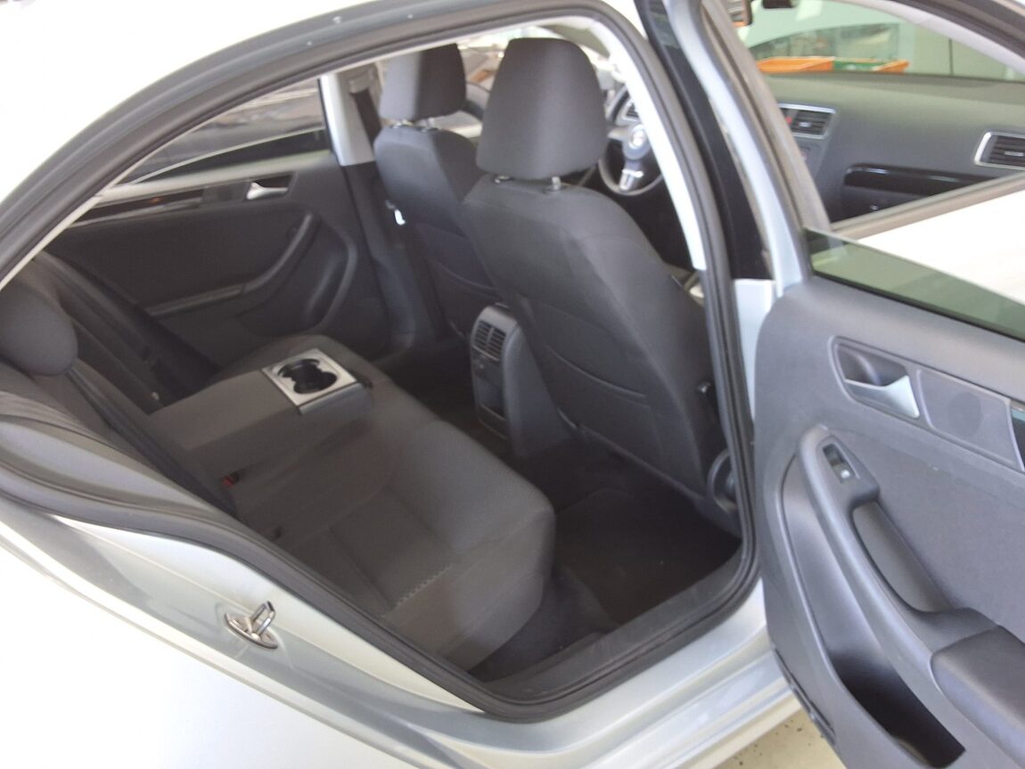 VOLKSWAGEN JETTA (6TH GEN) 1.6 TDI BLUEMOTION 2013 - zdjęcie 13