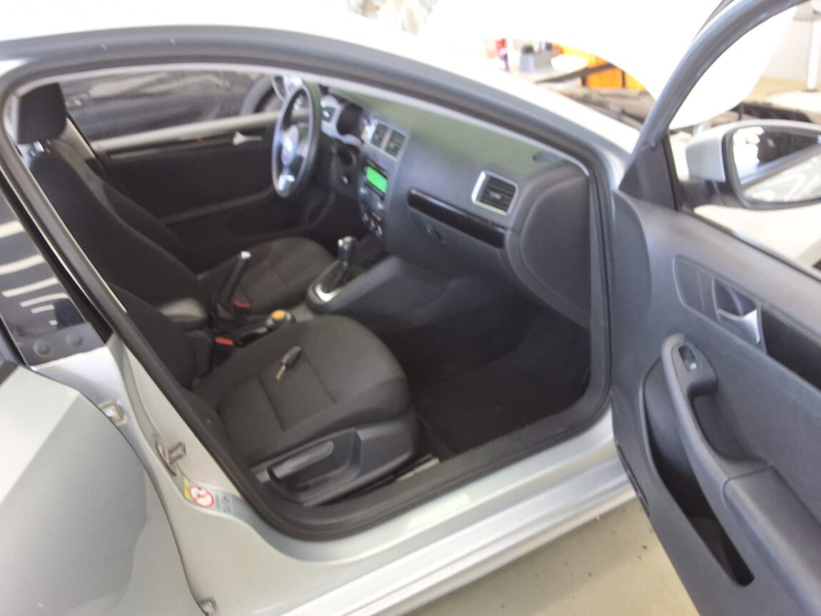 VOLKSWAGEN JETTA (6TH GEN) 1.6 TDI BLUEMOTION 2013 - zdjęcie 14