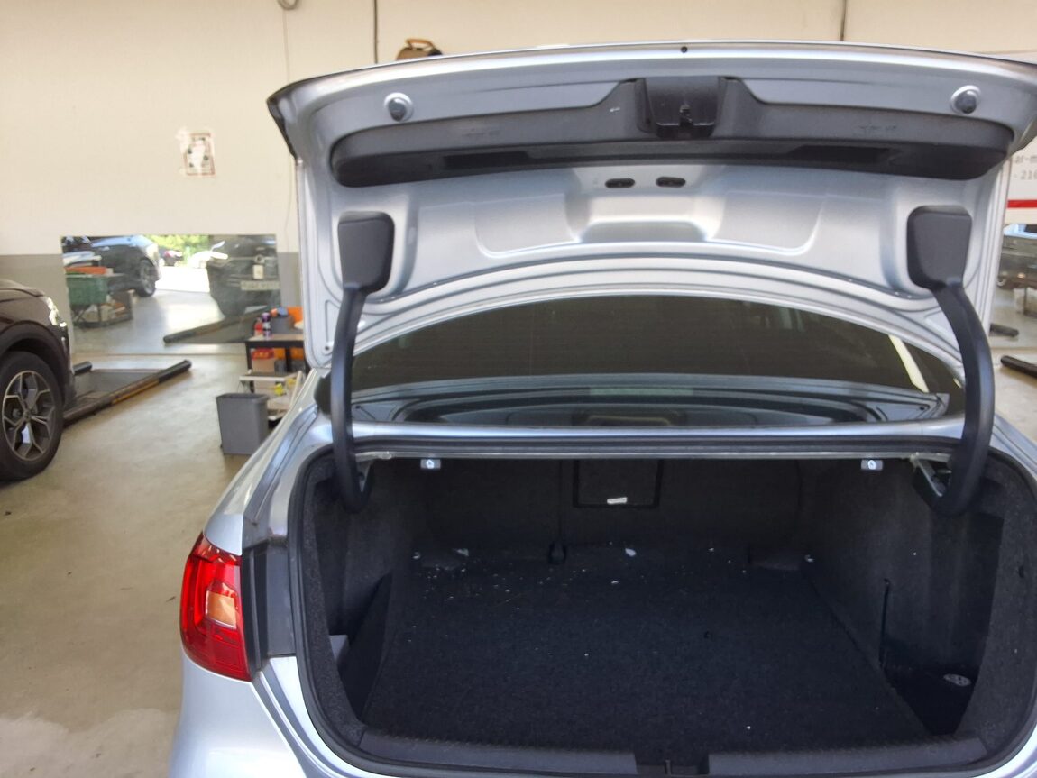VOLKSWAGEN JETTA (6TH GEN) 1.6 TDI BLUEMOTION 2013 - zdjęcie 15