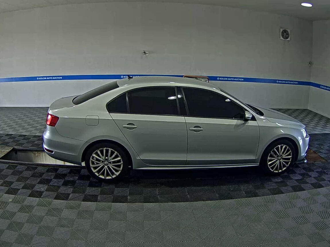 VOLKSWAGEN JETTA (6TH GEN) 1.6 TDI BLUEMOTION 2013 - zdjęcie 4