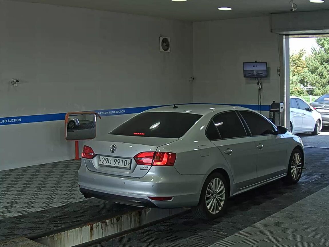 VOLKSWAGEN JETTA (6TH GEN) 1.6 TDI BLUEMOTION 2013 - zdjęcie 5