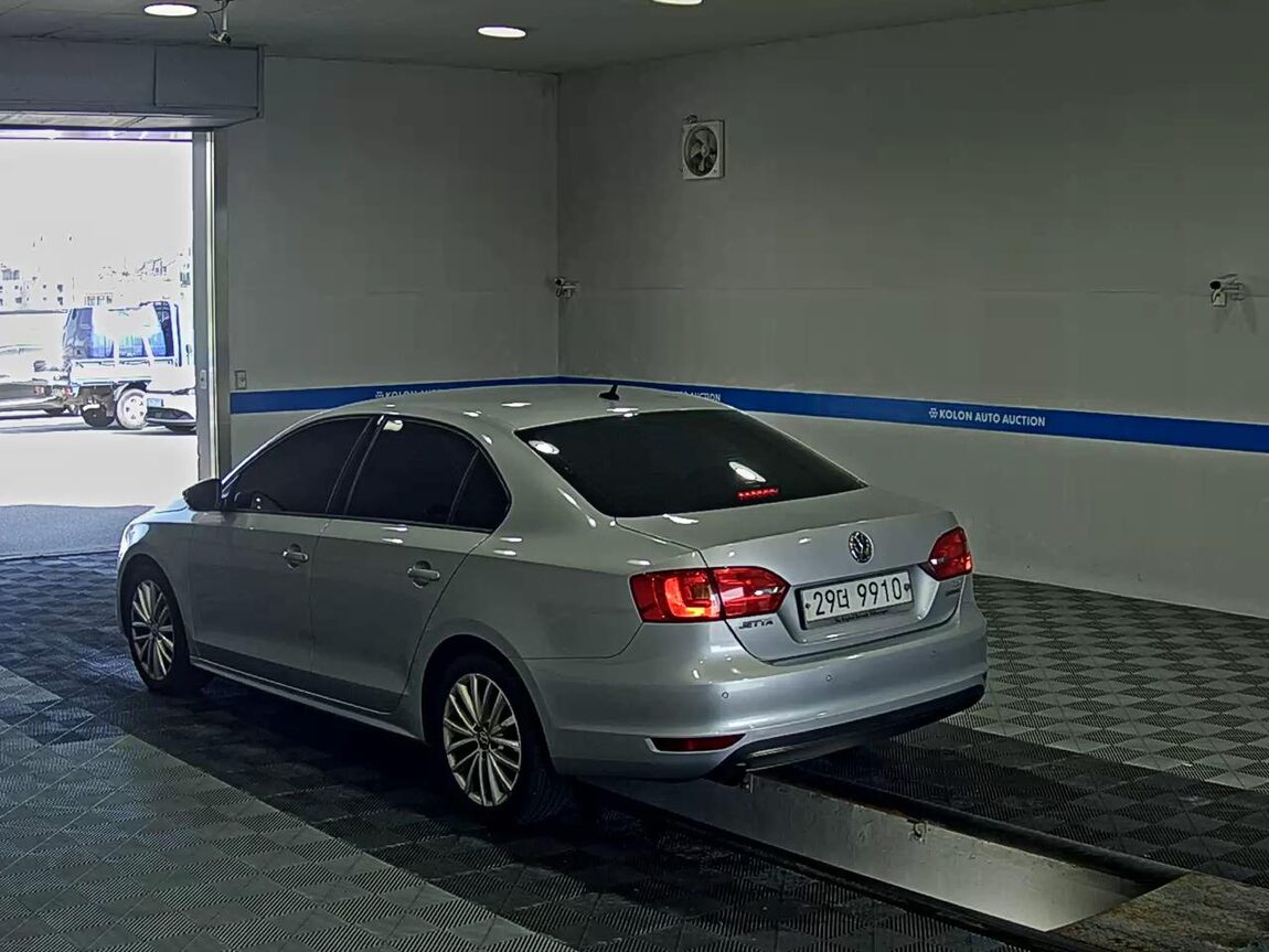 VOLKSWAGEN JETTA (6TH GEN) 1.6 TDI BLUEMOTION 2013 - zdjęcie 6