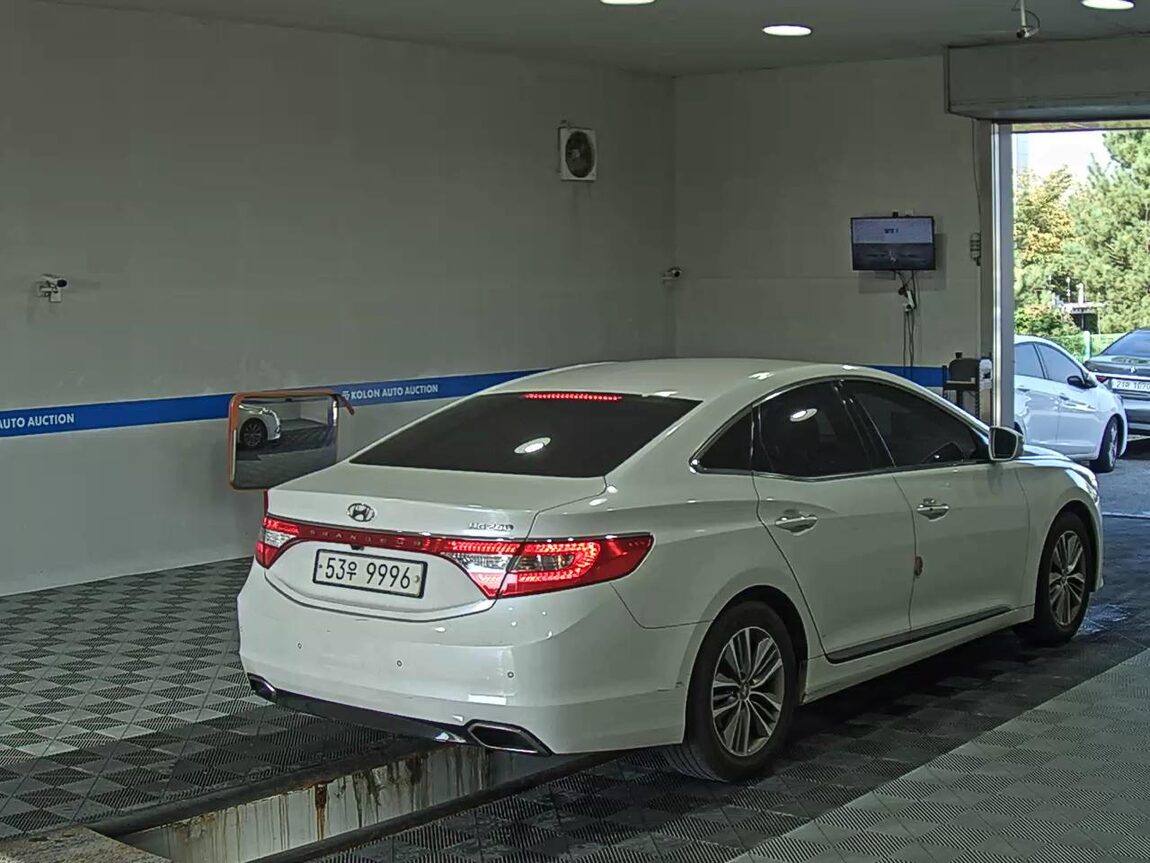 HYUNDAI GRANDEUR HG HG 240 MODERN 2016 - zdjęcie 5