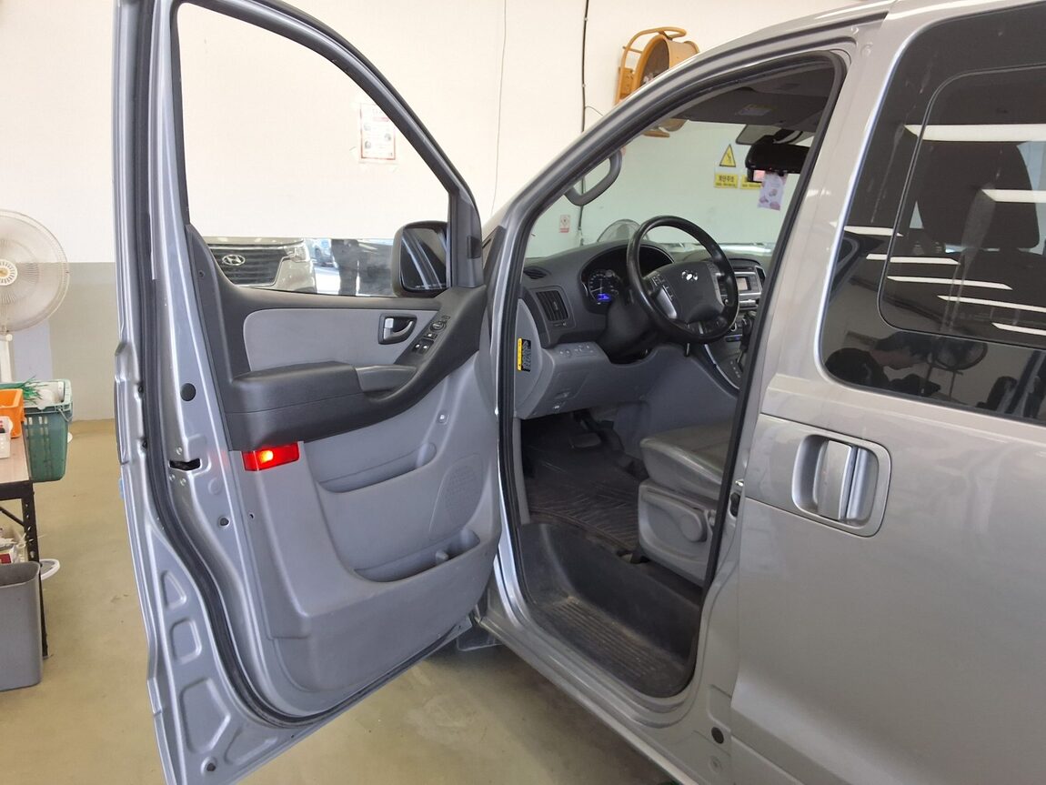 HYUNDAI THE NEW GRAND STAREX 5-SEATER DIESEL VAN MODERN 2019 - zdjęcie 10