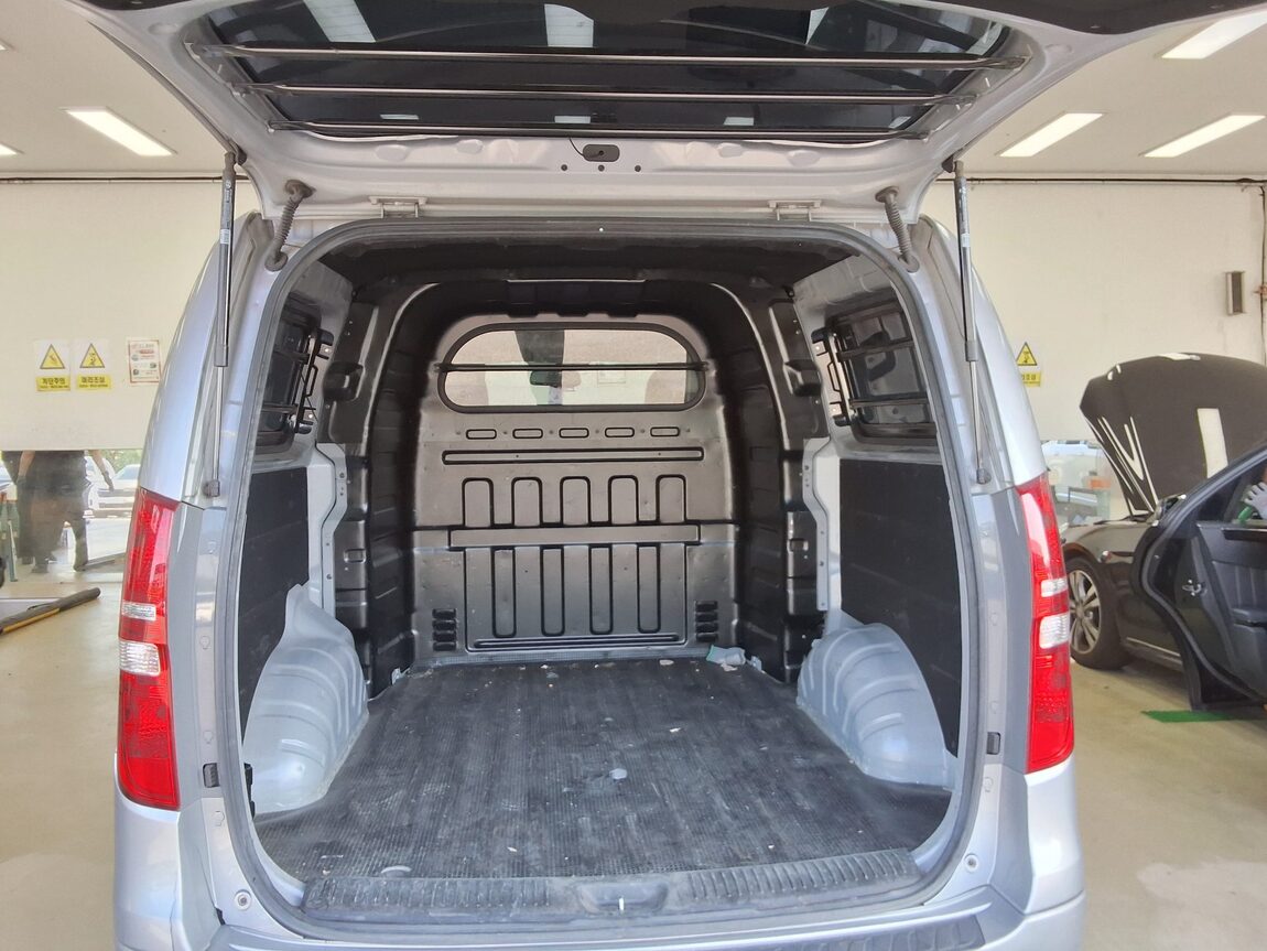 HYUNDAI THE NEW GRAND STAREX 5-SEATER DIESEL VAN MODERN 2019 - zdjęcie 15