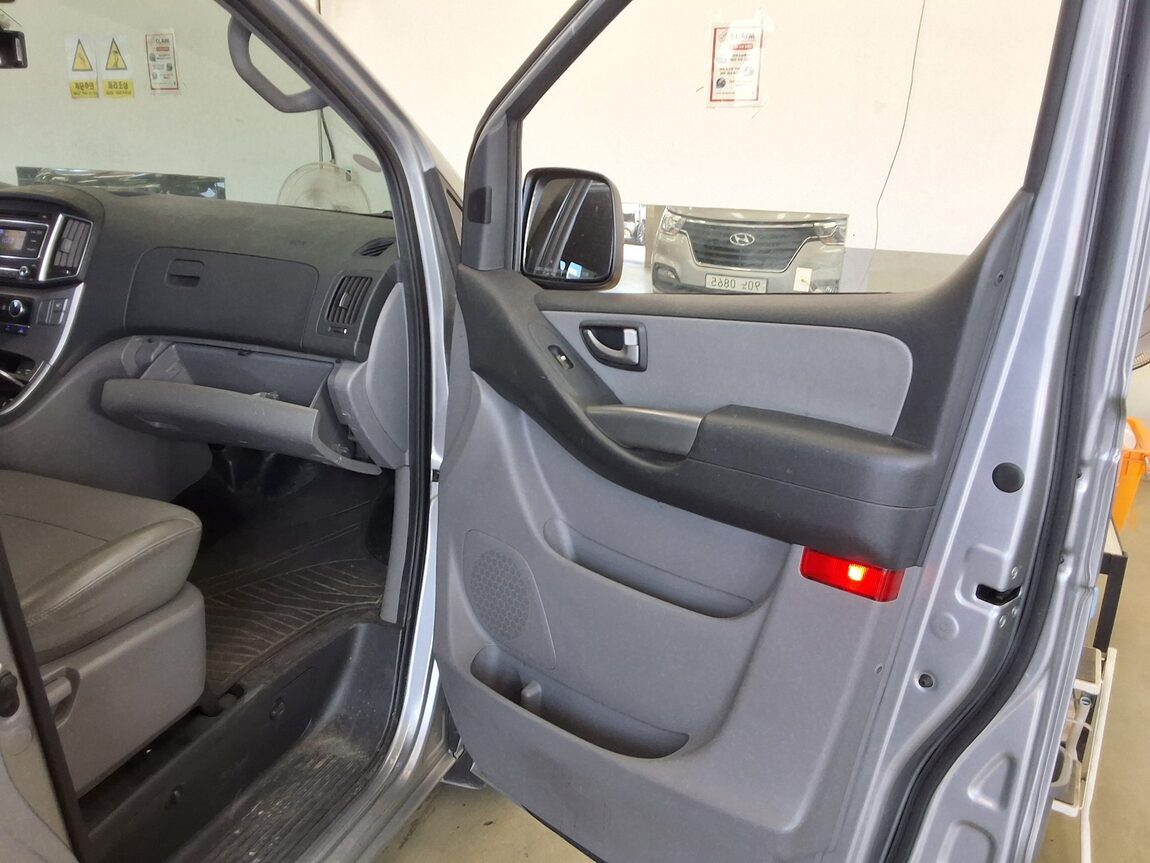 HYUNDAI THE NEW GRAND STAREX 5-SEATER DIESEL VAN MODERN 2019 - zdjęcie 14