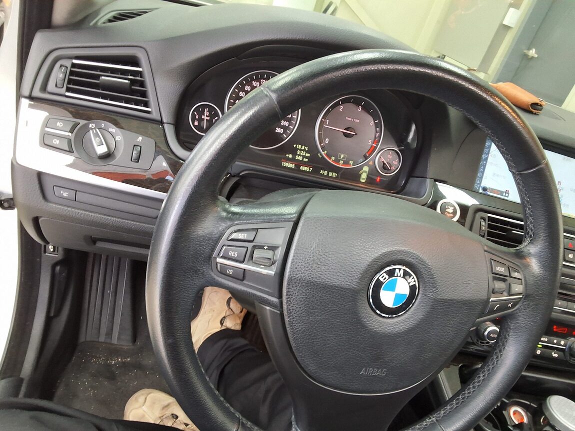 BMW 5 SERIES (6TH GEN) 520d 2010 - zdjęcie 23