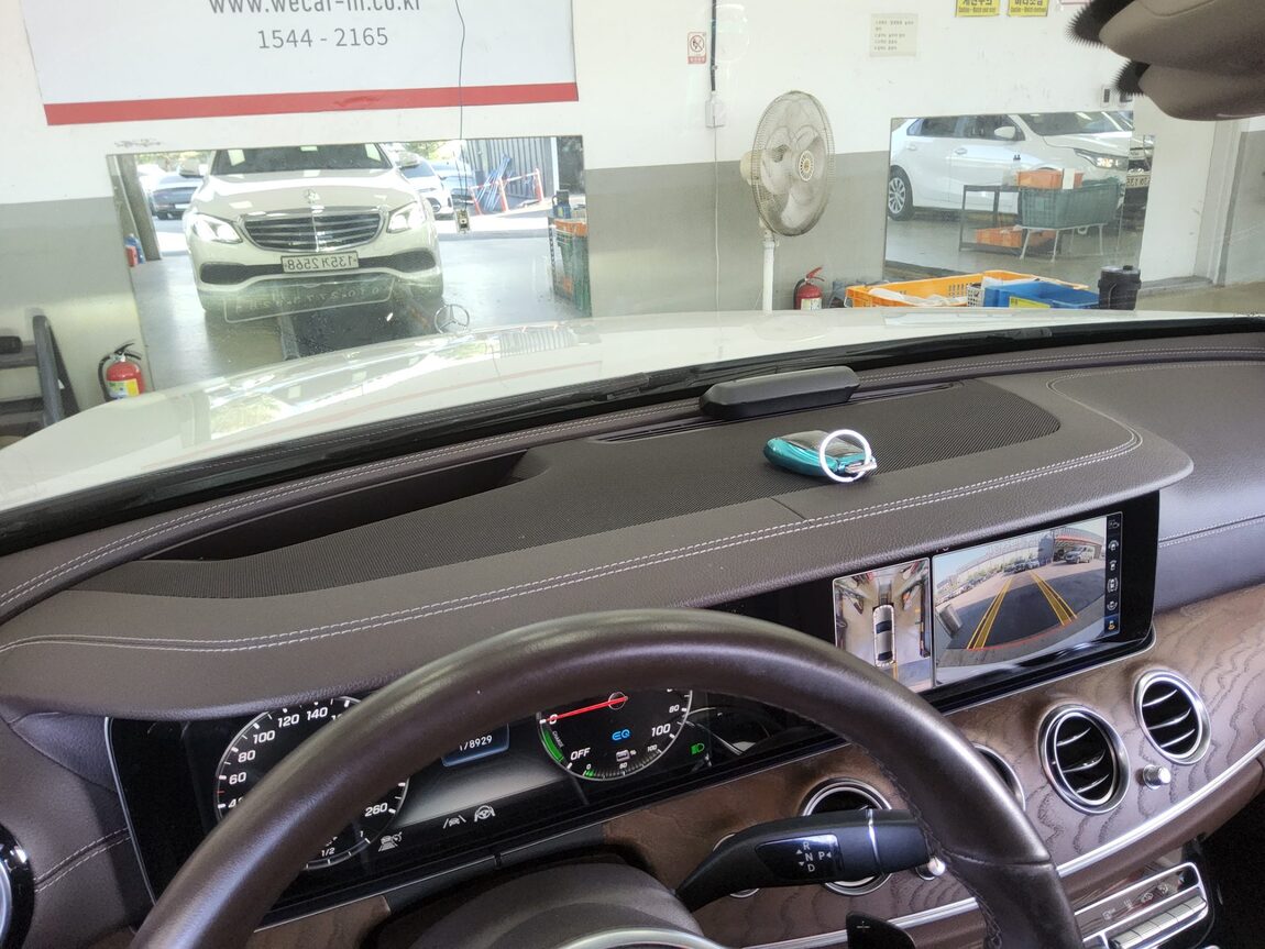 MERCEDES-BENZ E-CLASS (5TH GEN) E300e 4MATIC EXCLUSIVE 2020 - zdjęcie 18