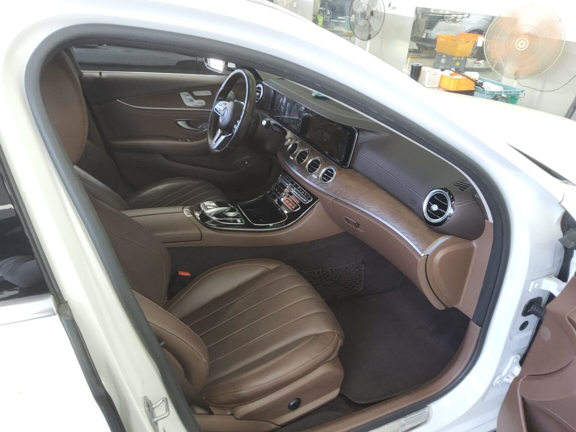 MERCEDES-BENZ E-CLASS (5TH GEN) E300e 4MATIC EXCLUSIVE 2020 - zdjęcie 14
