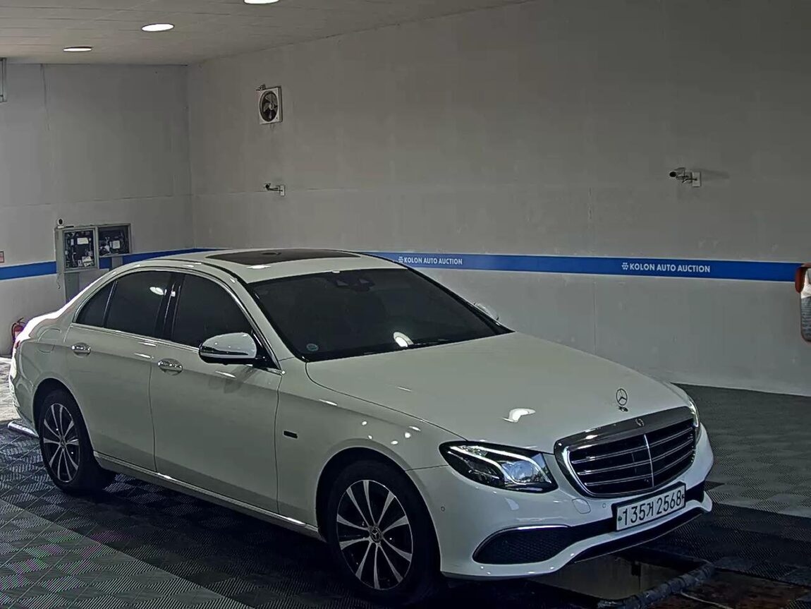 MERCEDES-BENZ E-CLASS (5TH GEN) E300e 4MATIC EXCLUSIVE 2020 - zdjęcie 3