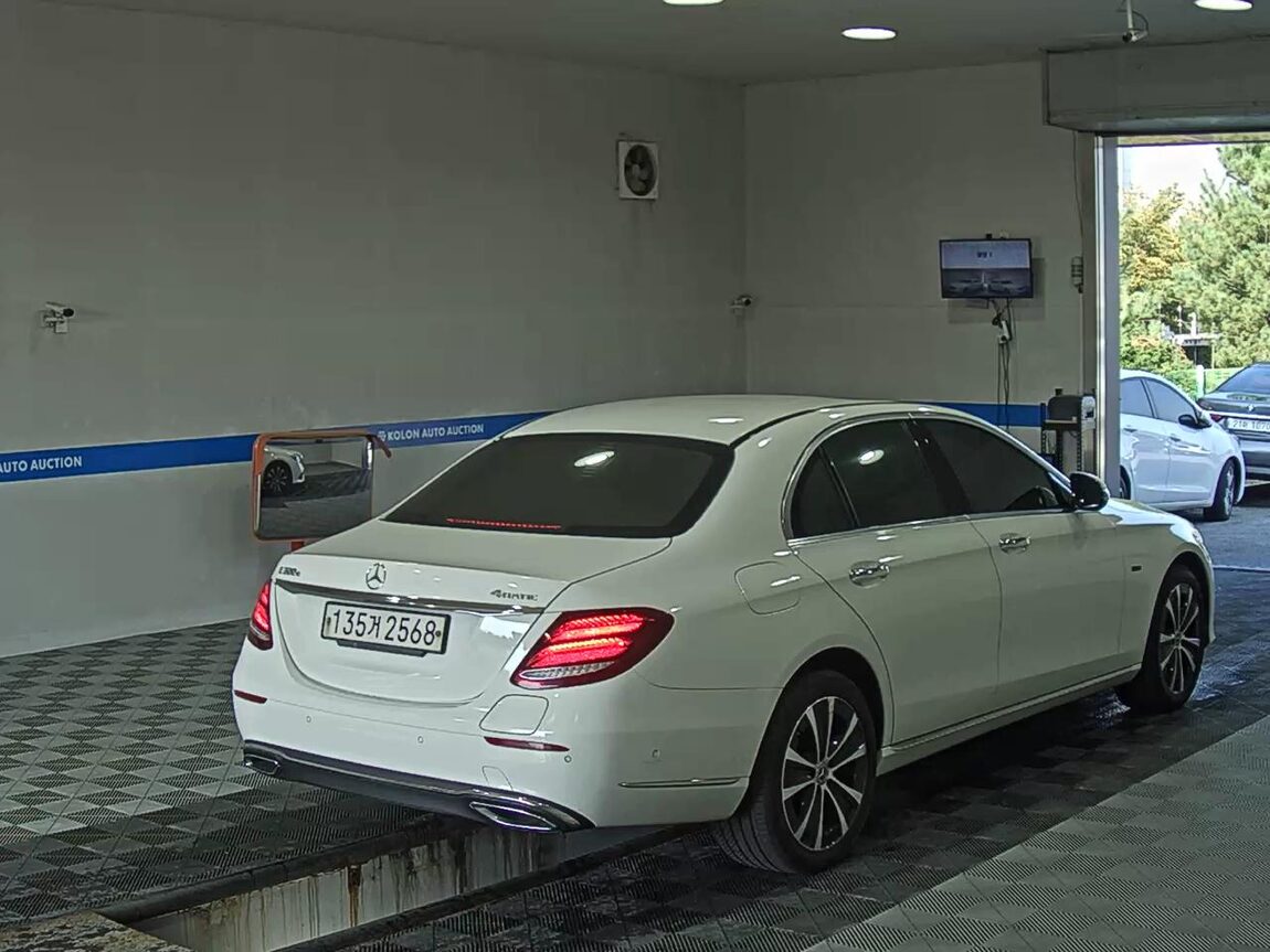 MERCEDES-BENZ E-CLASS (5TH GEN) E300e 4MATIC EXCLUSIVE 2020 - zdjęcie 5