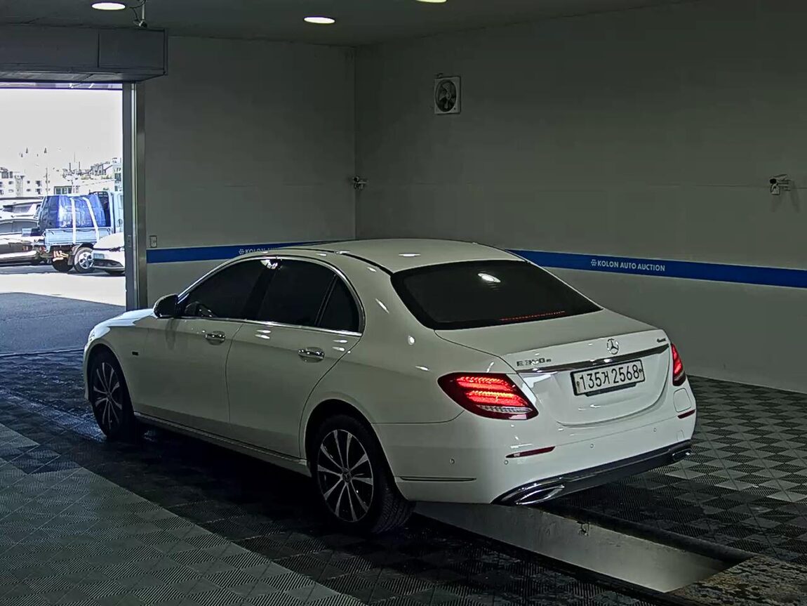 MERCEDES-BENZ E-CLASS (5TH GEN) E300e 4MATIC EXCLUSIVE 2020 - zdjęcie 6