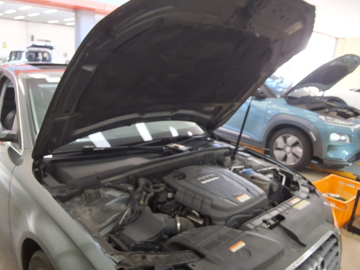 AUDI A4 (4TH GEN) 2.0 TDI 2014 - zdjęcie 18