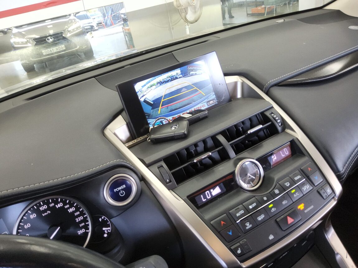 LEXUS NX 300h 2017 - zdjęcie 17