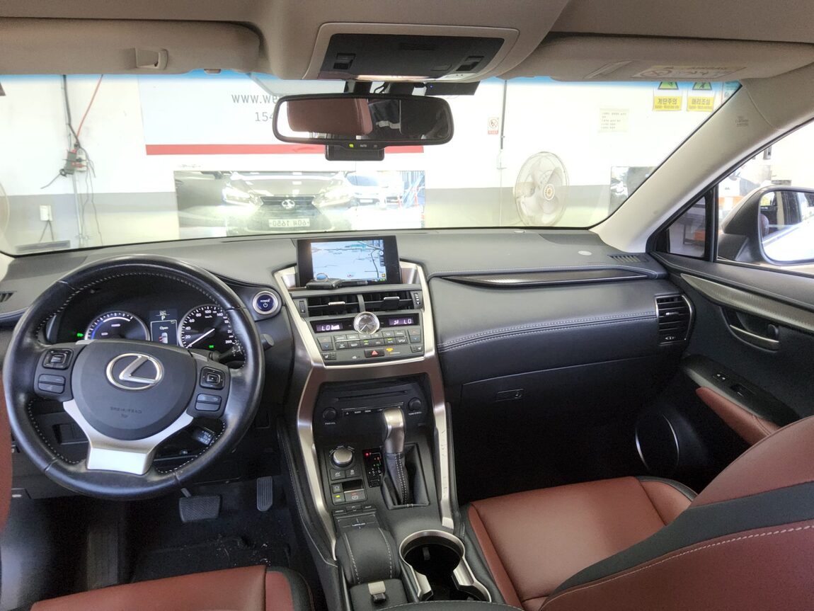 LEXUS NX 300h 2017 - zdjęcie 11