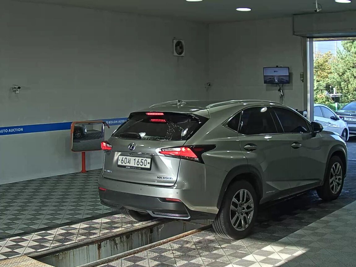 LEXUS NX 300h 2017 - zdjęcie 5