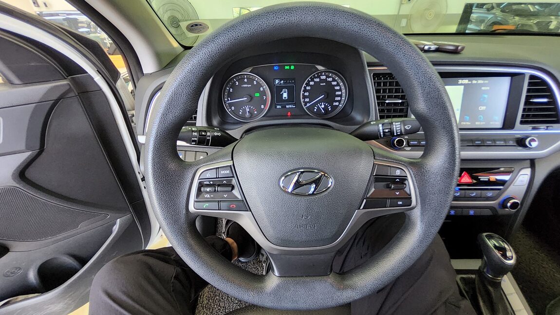 HYUNDAI AVANTE AD 1.6 GDi VALUE PLUS 2018 - zdjęcie 17