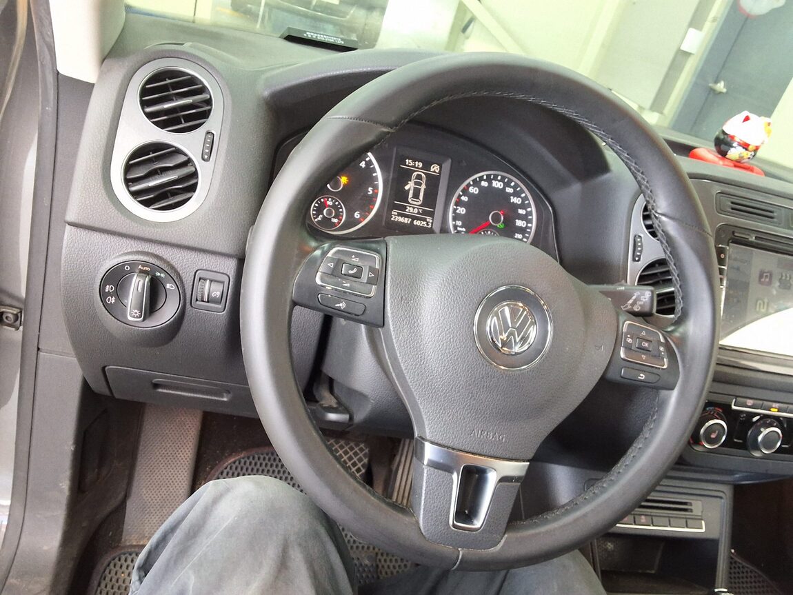 VOLKSWAGEN TIGUAN 2.0 TDI BLUEMOTION COMFORT 2014 - zdjęcie 23