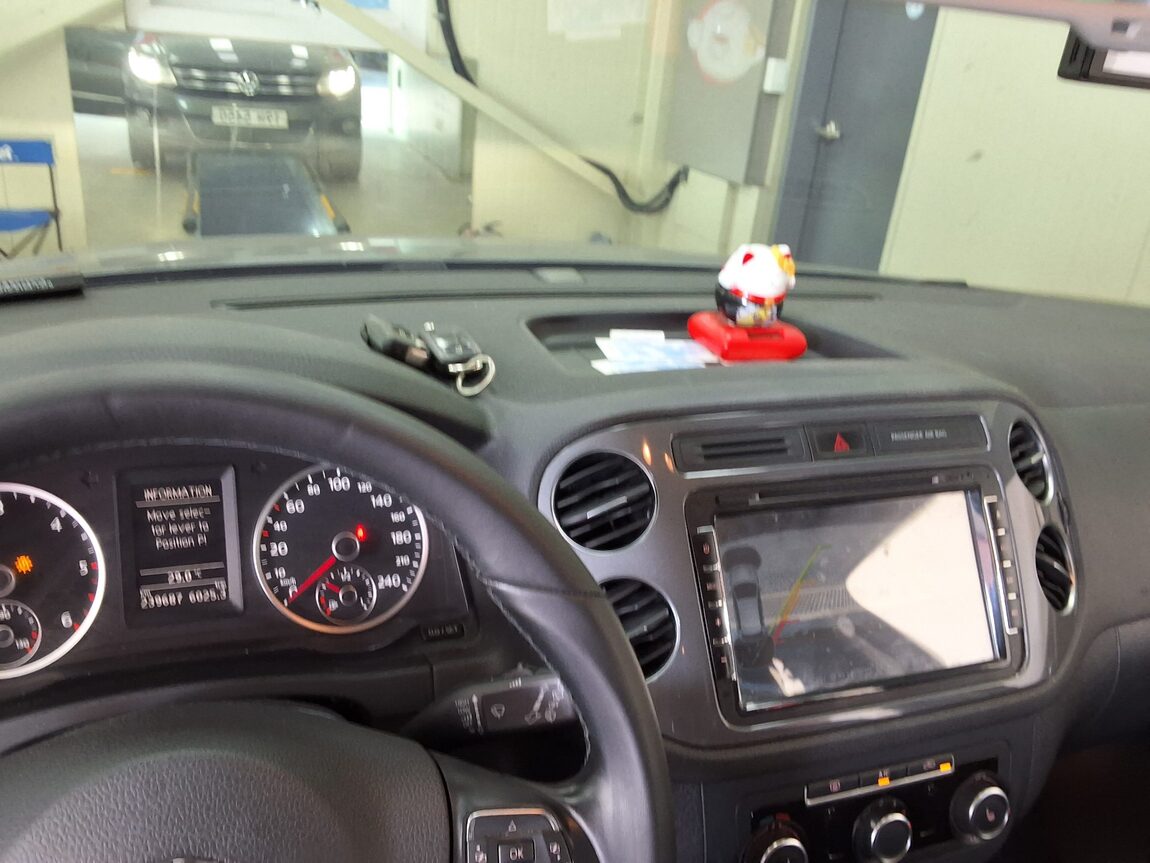 VOLKSWAGEN TIGUAN 2.0 TDI BLUEMOTION COMFORT 2014 - zdjęcie 25
