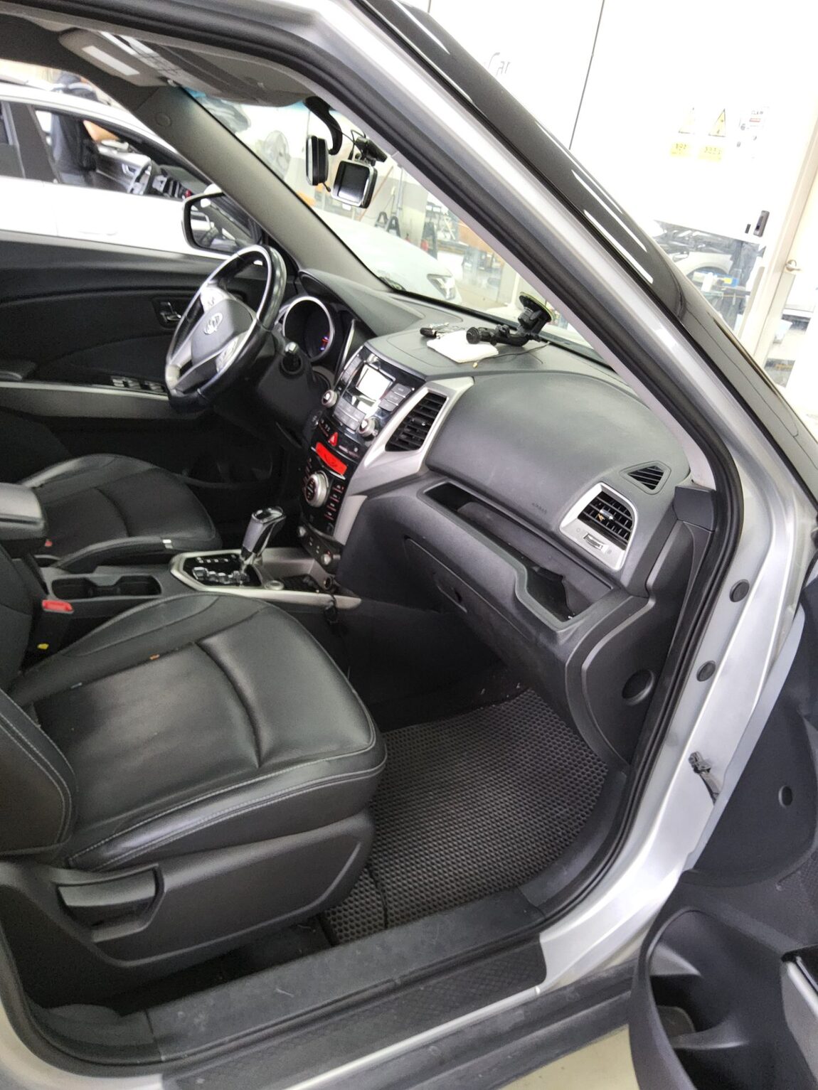 KG MOBILITY (SSANGYONG) TIVOLI GASOLINE 2WD VX 2015 - zdjęcie 14