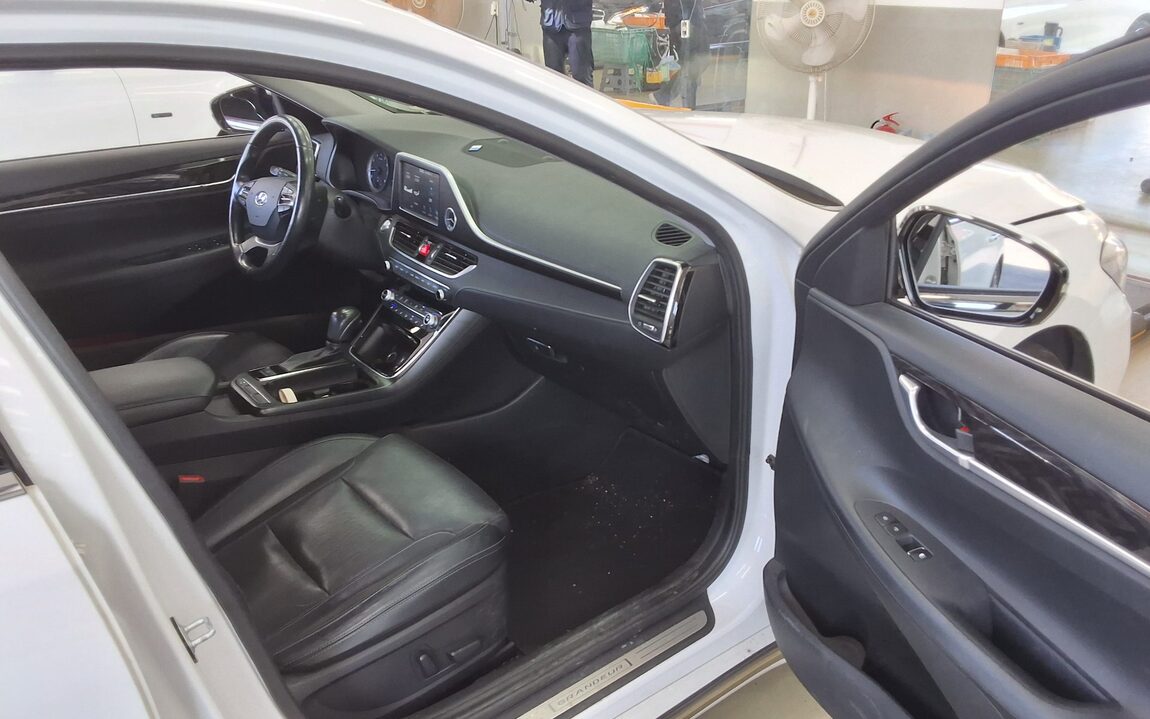 HYUNDAI GRANDEUR IG 3.0 LPi RENTAL CAR MODERN 2018 - zdjęcie 14